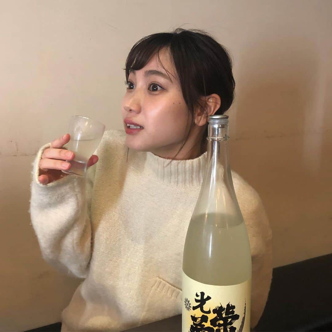 高野祐衣さんのインスタグラム写真 - (高野祐衣Instagram)「香りの確認、﻿ ﻿ 一口ゴクり、﻿ ﻿ ひぃぃ！！！うんまい！！！﻿ ﻿ ﻿ の図。﻿ ﻿ ﻿ ﻿ ﻿ 『光栄菊』無濾過生原酒﻿ ﻿ フレッシュで軽い！﻿ 柑橘系のジューシーさ！そしてさやわか🌟﻿ おりがらみのやわらかさもありつつ、﻿ 心地よい酸味も。﻿ 好きなタイプでした！おいしい〜！﻿ ﻿ ﻿ ﻿ ﻿ ﻿ #日本酒 #日本酒女子﻿ #光栄菊 #奈良県 #光栄菊酒造﻿ #snowcrescent #無濾過生原酒﻿ #sake #japanesesake﻿ #ゆいぽんしゅ」3月25日 22時38分 - yuipooon12_06