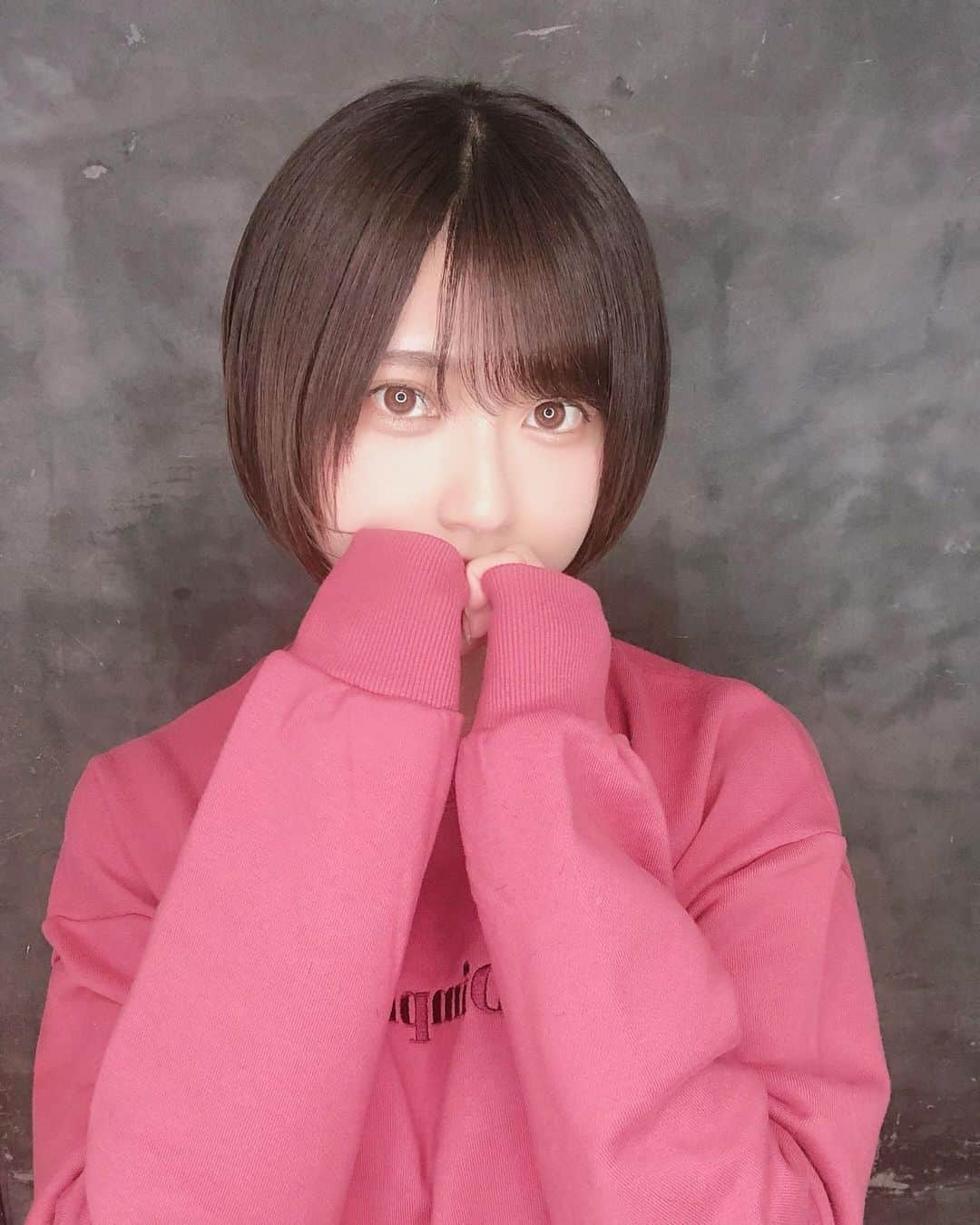 山田麻莉奈さんのインスタグラム写真 - (山田麻莉奈Instagram)「3月24日！ お誕生日を迎えて25歳になりました！  ということで、 心機一転髪の毛を切りました！ 人生初ショート！！！ 似合うか不安だったけどずっと切りたくて タイミングを伺ってたのです。🐰 どうかな。 似合うかな。 切ってもらってるとき不安すぎて カズさん( @risel_kazu )にめちゃめちゃ 大丈夫か確認してた🥺笑笑 かわいくカットしてくれたカズさんに感謝。🙏 とりあえず自分じゃアレンジできないし ショートカットに合う服装もよくわかんなくて 困っています....むずかしい。  とにもかくにも 25歳の山田麻莉奈も応援よろしくお願い致します∠(　˙-˙ )／」3月25日 22時39分 - marina.yamada_324