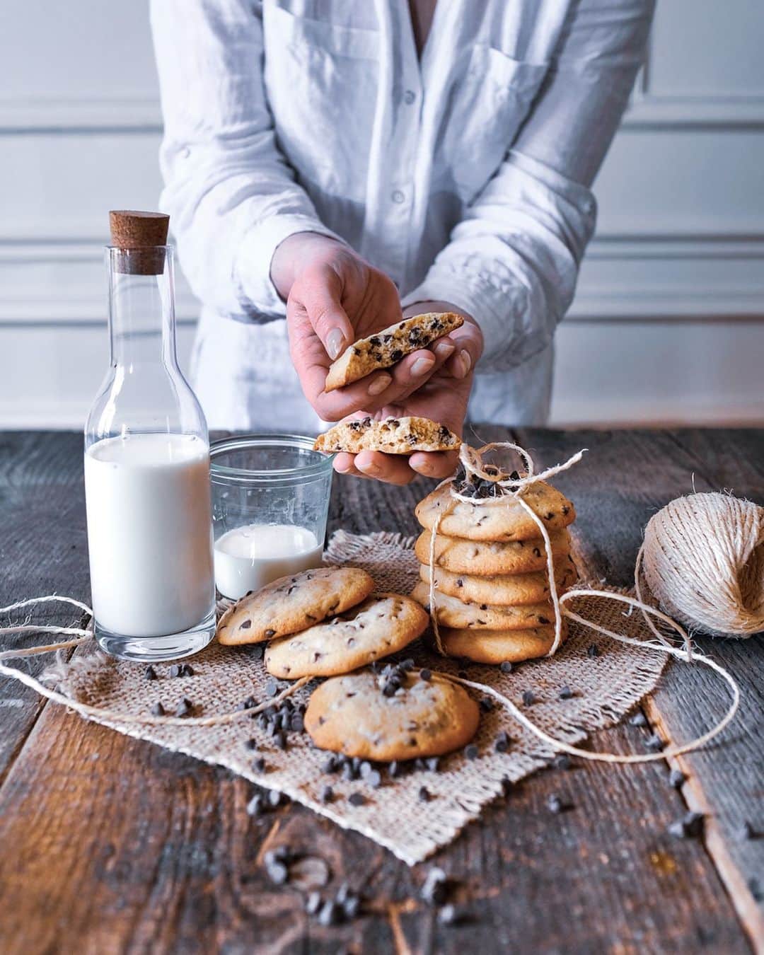 nathparisのインスタグラム：「STAY AT HOME... . 🇫🇷 En cette période difficile pour tout le monde, j’occupe mon temps en cuisine pour tester des recettes que je n’ai pas eu le temps de réaliser, et que je rêvais de faire. Pour moi c’est difficile de ne plus sortir, Paris me manque, alors place à ma deuxième passion, la food. Depuis quelques années je poste des photos culinaires sur @nathparisfood c’est une discipline bien différente. Mais c’est une autre façon de sublimer un moment de vie et j’adore ça... Alors pendant ce confinement je ne peux m’empêcher de prendre des photos et je réinvente mon quotidien autour de la food... Je vous propose aujourd’hui un florilège de recettes faites depuis 10 jours, j’espère que vous apprécierez 😊 Prenez soin de vous et surtout restez chez vous... Utiliser ce temps pour faire toutes les choses que vous remettiez au lendemain 😊 . Photo 1 : Cookies maison et pépites de chocolat  Photo 2 : Légumes au bouillon  Photo 3 : Risotto champignons asperges  Photo 4 : Quiche Lorraine  Photo 5 : Saumon teriyaki  Photo 6 : Gigot d’agneau miel moutarde, pomme de terre façon hasselback  Photo 7 : Poke bowl, saumon avocat Photo 8 : Poulet et légumes au four, quinoa Photo 9 : Salade de pois chiche à la marocaine  Photo 10 : Gâteau au yaourt et pépites de chocolat . 🇺🇸During this difficult time for everyone, I take my time in the kitchen to test recipes that I did not have time to make, and that I dreamed of making.  For me it's hard not to go out in Paris anymore, so make way for my second passion, food.  For a few years now, I've been posting food photos on @nathparisfood, it's a very different discipline.  But it's another way to sublimate a moment of life and I love it ... So during this confinement I can’t help taking photos and I reinvent my daily life around food ... I propose to you  today an collection of recipes made for 10 days, I hope you enjoy 😊 Take care of you and above all stay safe at home... Use this time to do all the things that you put off until tomorrow 😊」