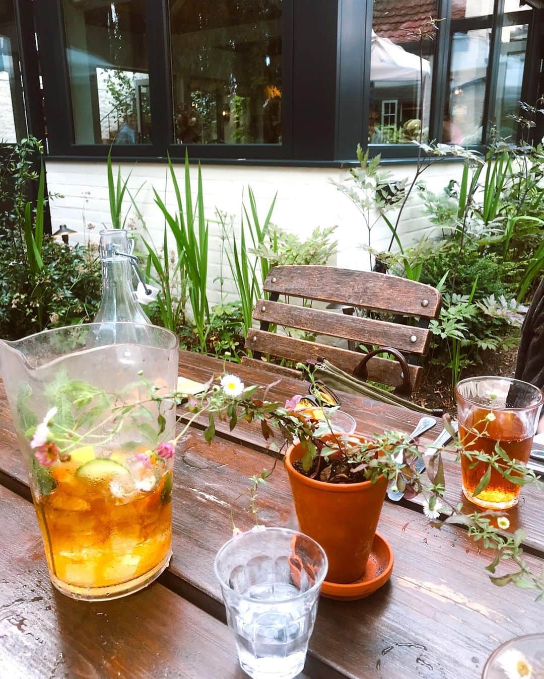 香華（KOuKA）のインスタグラム：「Now that we are in #lockdown in the UK, I’m spending my day reading in the garden 📚☀️ Structure is great but it’s perfectly okay if the most productive thing you do today is getting out of bed #stayhome #itwillbeokay」