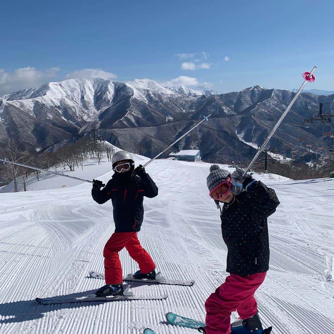 福吉 彩子さんのインスタグラム写真 - (福吉 彩子Instagram)「働くかあさんの春スキー 先日#ワーケーション を兼ねて春スキーに！運良くドカ雪ナイター→朝一ピーカンを楽しむことができました 家族で初めて苗場に来た7年前は、用意するだけでクタクタだったけど、今はパッキングから装着まで自分たちだけで出来るようになり、何ならかあさんより早く滑れるまでになったなんて感慨深い・・・雪が良かったこともあって、苗場が好きになった〜⛷ 当分お出かけできなくなるだろうから、よい想い出  #thenorthface  #haglofs #ホグロフス  #スキー #スキーウェア #ski #hokkaido #hokkaidotrip #hokkaidoski #nisekojapan #moiwa #nisekopowder  #オトナ女子 #ワーママ #ワーママコーデ  #Domani #ドマーニ #雑誌ドマーニ #Domanist #domanimagazine  #プチプラコーデ #ワーママ #働くかあさん」3月25日 22時46分 - fuku44aya