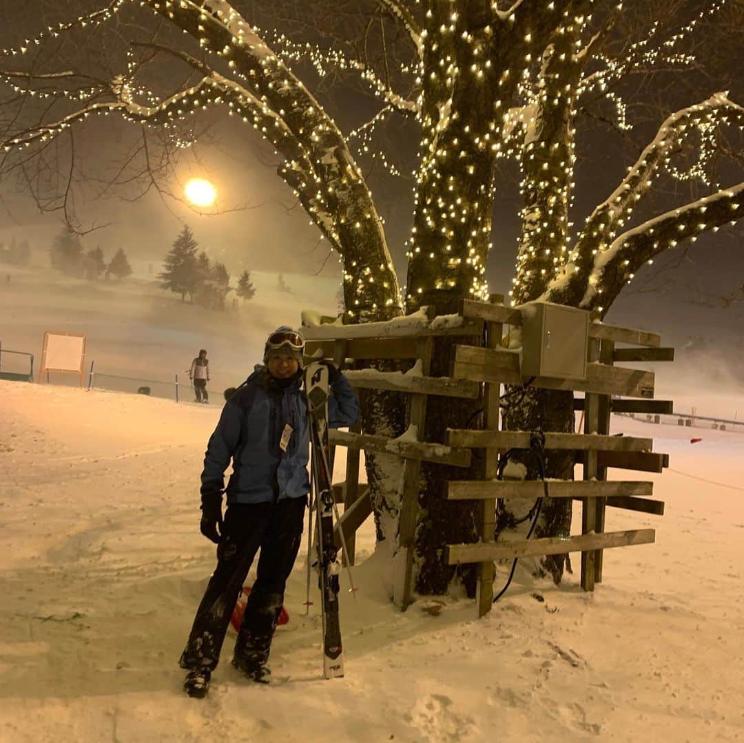 福吉 彩子さんのインスタグラム写真 - (福吉 彩子Instagram)「働くかあさんの春スキー 先日#ワーケーション を兼ねて春スキーに！運良くドカ雪ナイター→朝一ピーカンを楽しむことができました 家族で初めて苗場に来た7年前は、用意するだけでクタクタだったけど、今はパッキングから装着まで自分たちだけで出来るようになり、何ならかあさんより早く滑れるまでになったなんて感慨深い・・・雪が良かったこともあって、苗場が好きになった〜⛷ 当分お出かけできなくなるだろうから、よい想い出  #thenorthface  #haglofs #ホグロフス  #スキー #スキーウェア #ski #hokkaido #hokkaidotrip #hokkaidoski #nisekojapan #moiwa #nisekopowder  #オトナ女子 #ワーママ #ワーママコーデ  #Domani #ドマーニ #雑誌ドマーニ #Domanist #domanimagazine  #プチプラコーデ #ワーママ #働くかあさん」3月25日 22時46分 - fuku44aya