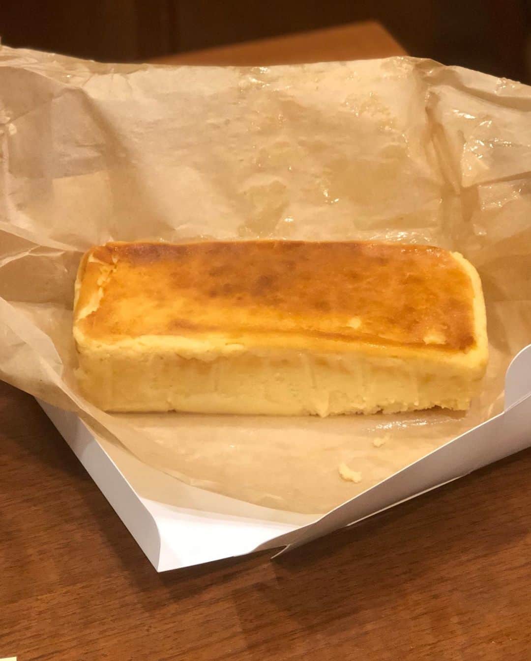 ガリガリガリクソンのインスタグラム：「撮影の合間にお菓子いただいちゃいました〜🌸 CheesecakeHOLICさんのチーズケーキッ😘  食感、甘み、酸味、香りが最っっっっ高！！ 1人で1本食べちゃいそう😋  発売は4月からだけど、先行販売開始してるみたい🥰  オススメだよっ😘」