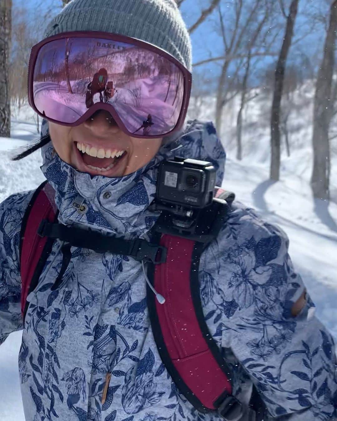 のインスタグラム：「・ ・ Smile life😆🌞 ・ まだまだ楽しめる今年の雪山🏔 ・ @roxyjapan  @oakleyjapan  @gopro  #ski #mountain  #mountainlife  #smile」