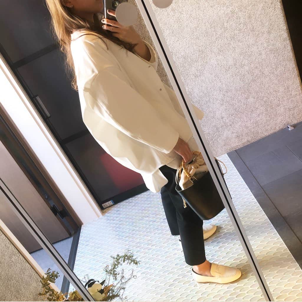 外村久美子さんのインスタグラム写真 - (外村久美子Instagram)「・ 今日は⚪️⚫️コーデでした おやすみなさい😴  shirt、jacket、pants #yori_japan  bag #ajew  shoes #tods」3月25日 22時59分 - kummy153