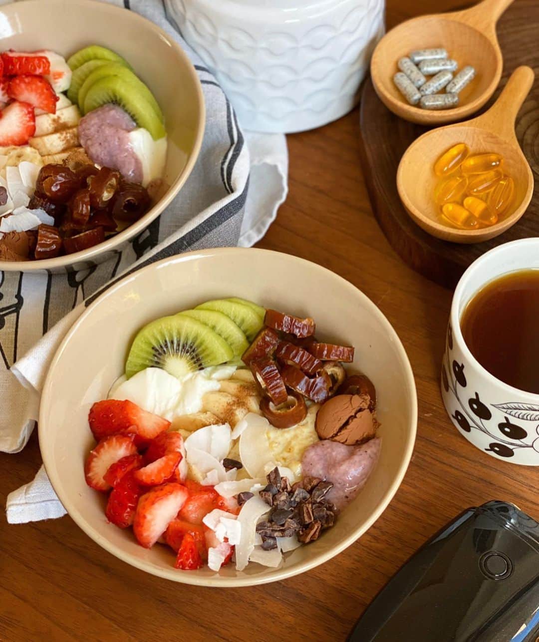 kokochiyoiさんのインスタグラム写真 - (kokochiyoiInstagram)「平日の#朝ごはん。 おやすみの日の朝食は、 時間の余裕もあって しっかりめ💪ですが、 いつもはこんな #フルーツボウル で 済ませています(早くて簡単😆)。 ＊ ＊ ＊ 豆乳で煮た#オートミール と #プロテインヨーグルト の上には、 バナナ・キウイ・ドライ#デーツ に 旬の果物(今はいちご)。 それから、 シナモン、プレーンココア、#甘酒、 #カカオニブ と#ココナッツチップス を 乗せて出来上がり(#kokochiyoiレシピ)。 お供はブラックコーヒーか、 野菜が足りないと感じた時は青汁🥬 ＊ ＊ ＊ さらに、寄る年波に少しでも対抗しようと😂、 アボカドオイル、黒セサミン、 スピルリナのサプリメント。 ＊ ＊ ＊ そんな悪あがきにもかかわらず、 最近お肌が引力に負けて来た…😱 と思っていた矢先、紹介してもらった EMS美顔器#FacePump ✨ (右下の黒いもの/夫はマウスと間違えてました🤣)。 小顔やリフトアップ向けなど シリーズは3種類あり、 私は気になっていた赤色LED🚨の FacePump(黒)を選択☝️ 2-3日に1回使っています🤗 引き締まる感覚はもちろん、 肌が少し白くなってきました うれしいー🙌 やはりメンテナンスは必要と ひしひし感じております🧐」3月25日 22時51分 - kokochiyoi