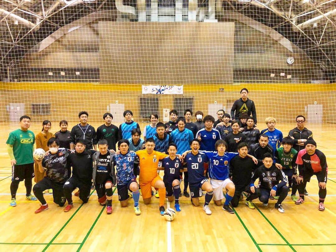 みどりかわたけし（ラ・ラベスト）のインスタグラム：「先日有明でフットサル大会にゲストで呼んで頂きました！ 人数ピッタリで挑んだのでかなりハードでしたが、めっちゃ楽しかったです！ 岡部さんも一緒だったのでギャグドリブル初めて生で見られて最高でした！ そして、流れでみんな順番にギャグをやるのがシビれる展開でした笑 皆さんお疲れ様でした！ ハーフラインからオーバーヘッドして少し首痛めました笑 、 、 #みどりかわたけし#オーバーヘッド#槙野智章 選手#ものまねjapan#日本代表#浦和レッズ#soccer#futsal#サッカー#フットサル#ケイダッシュステージ#芸人#ララベスト#浅草#人力車#東京力車#俥夫#asakusa#rickshaw#instgood#friends#beautiful#instadaily#smile#l4l」