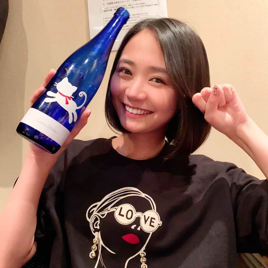 のインスタグラム：「【しーたん日本酒録】﻿ ﻿ 尾澤酒造場@長野﻿ 十九 Gattolibero 6 純米 本生原酒﻿ ﻿ 珍しい長野産雄町で醸す純生原酒。﻿ ﻿ 自粛ムードの中、家で飼い猫と戯れながらゴロゴロする時に菜の花とアサリの酒蒸しと一緒にごくごくゴロニャンしたいです、はい。﻿ ﻿  #しーたん日本酒録 #日本酒 #唎酒師 #日本酒女子 #女唎酒師 #尾澤酒造場 #長野 #十九 #純米酒 #本生原酒 #gattolibero #sake #japanesesake #sakebottle #sakestagram #일본술  #Gattoliberoはイタリア語で自由猫﻿ #自由猫＝野良猫を指すらしい﻿ #自由でありたいという願いを込めて…﻿ #ラベルの猫ちゃんはいろんなパターンがあるそう﻿ #可愛いぃ﻿ #大体19って19の文字がどこかにデザインされてるのですが﻿ #これは6号酵母使用ということで6の文字が﻿ #酸がしっかり﻿ #でも爽やか﻿ #19らしい余韻﻿ #キレがいいやつ﻿ #とにかくこのラベルは猫好きにはたまらんよね」
