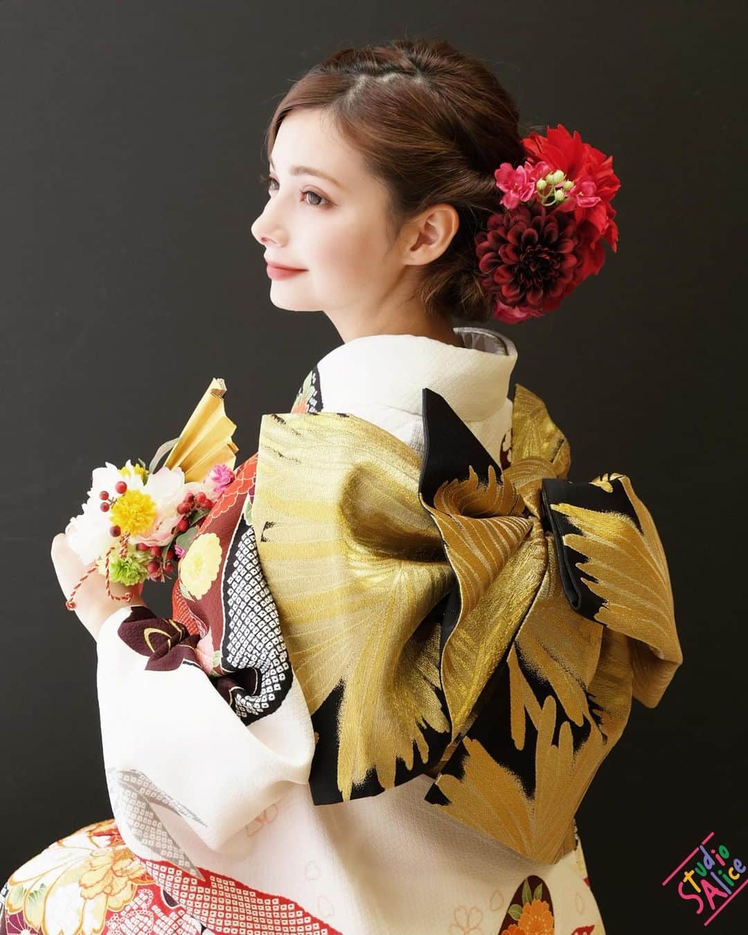 HELENAのインスタグラム：「先日、スタジオアリスさんで　#ふりホ を体験してきました！ これから成人式を迎える方におすすめのプランで、一律価格で振袖のレンタル、前撮りができるそう！振袖は最大300種類から選べて、前撮り後から成人式当日まで何回でも着れるんだって😳  成人式の時は赤の振袖を着たんだけど、今回私が選んだのは白地のもの！！すごく綺麗な振袖でした🥺 ホームページで、選べる振袖の一覧が見られるので、そこから色でさらに絞って見れて選びやすかったです☺️ #ふりホ #スタジオアリス #成人式 #PR」