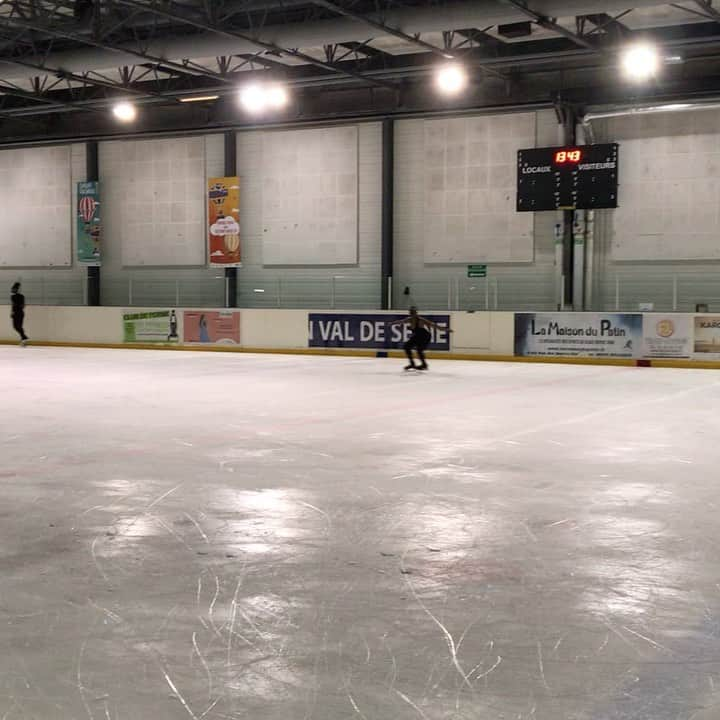 イレタ・シレテのインスタグラム：「Pre quarantine skating session ... ⛸ • • #iceskating #patinageartistique #jumps #prequarantinelife #3T #toeloop #triplejumps #allblackoutfit #training #practice #entrainement #showgirl #royalcaribbean #brownskinskates #chrisnolanspecial #willybietakproductions @lululemon @jackson.ultima @johnwilsonblades」