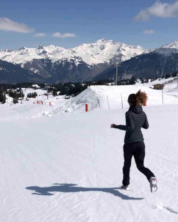 ポーリーヌ・オアロのインスタグラム：「Trying to keep up the pace in the snow 🦌 #bibiche #mountains」