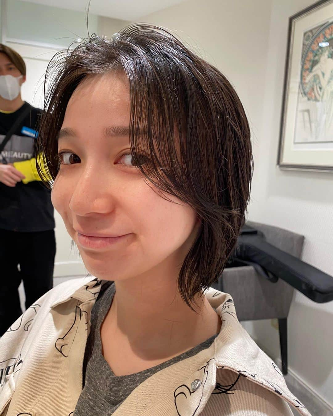 芹那さんのインスタグラム写真 - (芹那Instagram)「🆕hair🧑🏻‍🦲❣️ メイクしてないから少年だけど 大人かっこいいメイクや衣装が似合うようになって楽しい♥️ ずっとボブだったのですごい気分転換🥰 まるちゃんありがとう🥰 @marumaru5528  ちなみに 私の髪質と頭の形に合う髪型にしてとだけのオーダーで作ってくれました💪🏿💪🏿💪🏿💯 髪の毛は地毛が茶色いからウルフにしたら黒と茶がいい感じに混ざって見える😙😙😙わーい♥️ #ウルフカット」3月25日 23時11分 - serinaofficial