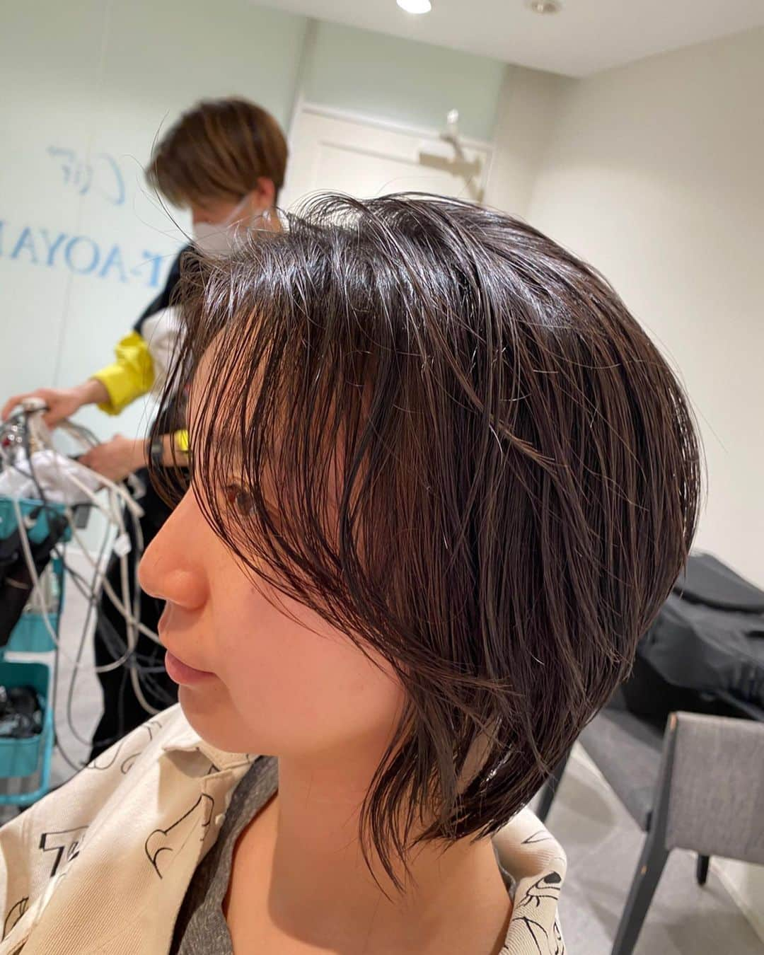 芹那さんのインスタグラム写真 - (芹那Instagram)「🆕hair🧑🏻‍🦲❣️ メイクしてないから少年だけど 大人かっこいいメイクや衣装が似合うようになって楽しい♥️ ずっとボブだったのですごい気分転換🥰 まるちゃんありがとう🥰 @marumaru5528  ちなみに 私の髪質と頭の形に合う髪型にしてとだけのオーダーで作ってくれました💪🏿💪🏿💪🏿💯 髪の毛は地毛が茶色いからウルフにしたら黒と茶がいい感じに混ざって見える😙😙😙わーい♥️ #ウルフカット」3月25日 23時11分 - serinaofficial