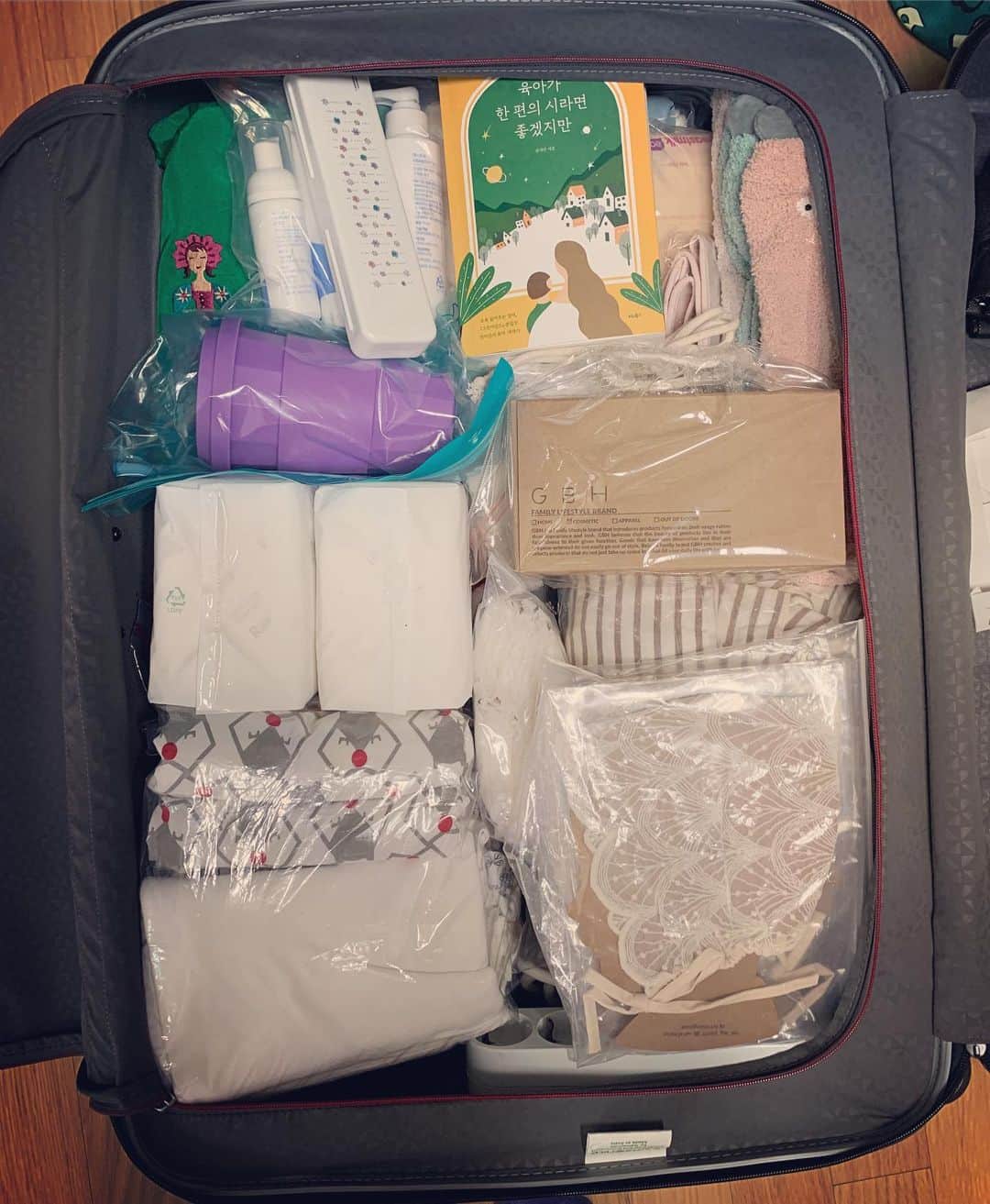 イ・ユンジのインスタグラム：「참, 오늘한번챙겨보았습니다ㅡ#D_19#출산가방#라니때보다짐이반으로」