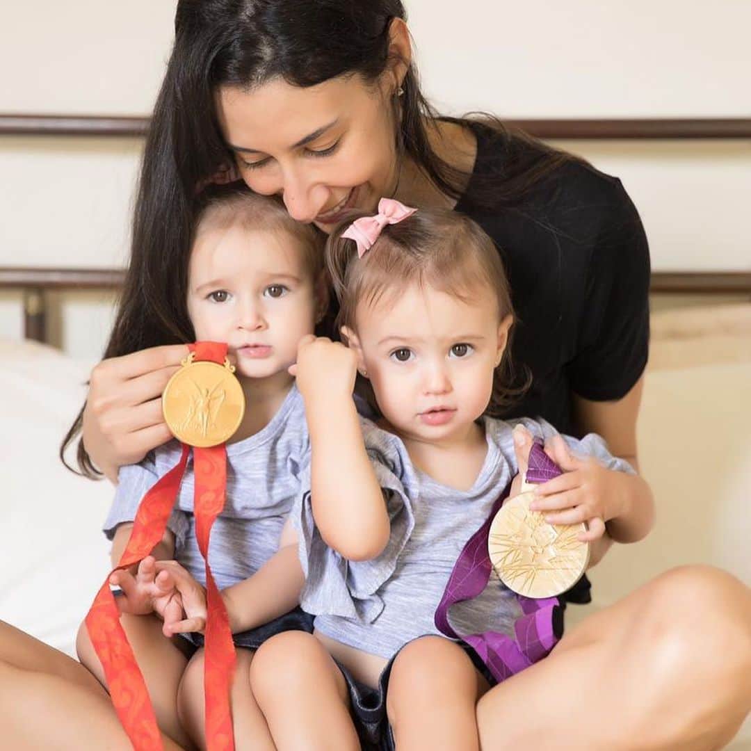シェイラ・カストロのインスタグラム：「Eu, como atleta, Bicampeã Olímpica, peço #fiqueemcasa. Eu como mãe, peço #fiqueemcasa. Eu como filha e neta, peço #ficaemcasa! E tenho certeza que minhas filhas como bisnetas se entendessem a gravidade tb diriam #fiqueemcasa. Esse eé um vírus que parou o mundo, não é uma gripezinha qualquer! Espero que o maior número de pessoas entendam a gravidade! Marquem todos na foto, espalhem!!!」