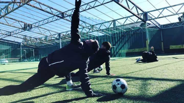 のインスタグラム：「サッカー選手はとにかく胸の柔軟性を高めてその3。 回旋の可動域を上げたら股関節と繋げる。そして肩甲骨と繋げる。 腕の回旋を使うことで肩甲骨を巻き込む。 サッカーで上半身使うにはとにかく胸を使いこなすのがポイント。 胸を使いこなすとは、胸を起点として他の部位と連動させること。  #上半身と下半身と繋げる #腕と胸を繋げる #身体操作 #JARTA #JARTAトレーニング #江坂任 #滝本晴彦 #三原雅俊 #岩崎悠人 #小屋松知哉  #ストレッチ #柔軟性 #中野崇 #道渕諒平 #佐々木匠 #サッカートレーニング #スポーツトレーナー #理学療法士 #コモドドラゴン #football #soccer #training #physicaltherapy #flexibility #stretch #trainer #workout」