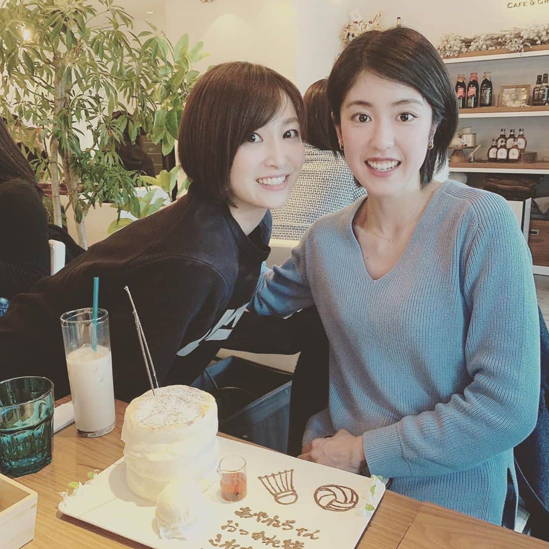栗原文音のインスタグラム：「ありさちゃん♡ リオ五輪で仲良くなったバレーボールの佐藤ありさちゃん🏐✨ タイミングが合わなくて、先日やっと久しぶりに会えた♡  サプライズまでしてくれて本当にありがとう✨ 512素敵なお店だった🌸 ありさちゃんありがとう！！ そして美川さんもありがとうございました🙇‍♀️ #リオ仲間#バレーボール#佐藤ありさ#バドミントン#栗原 文音#アスリート#六本木#512カフェ」