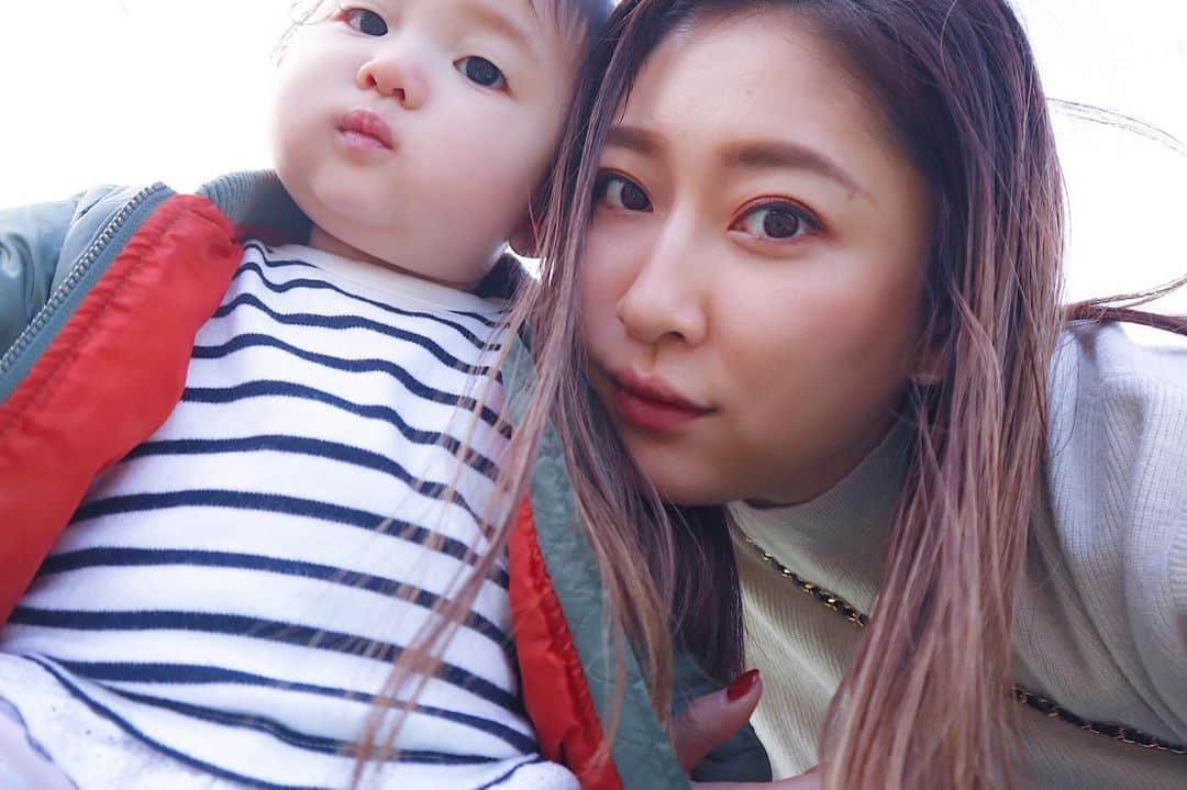 七菜香さんのインスタグラム写真 - (七菜香Instagram)「その顔なあに？？😂 可愛いいいいいい🥰♥️♥️♥️ ・ ・ ・ ・ ・ ・ ・  #family #dayoff #familyday #mysunshine #loveu #gooddays #momlife #momandaughter #daughter #babygirl #kawaii #mytreasure #9monthsbaby #instamood #instagood #ピクニック #休日 #女の子ママ #女の子ベビー #生後9ヶ月 #👶🏼 #👨‍👩‍👧」3月25日 23時27分 - nanaka0118