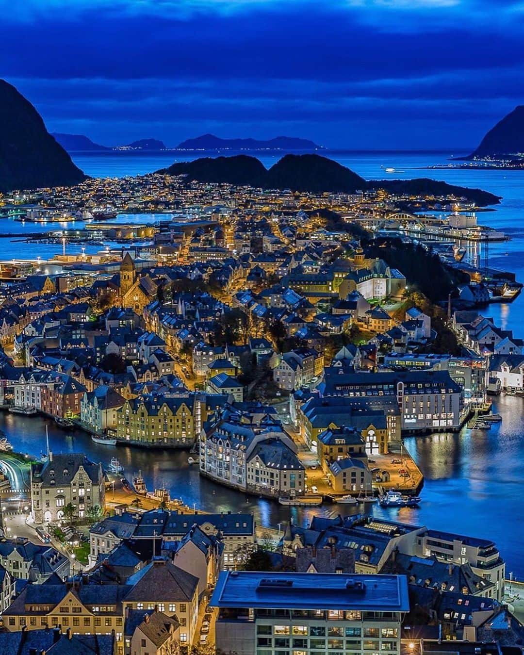 bestvacationsさんのインスタグラム写真 - (bestvacationsInstagram)「Which pic of Norway is your favourite, 1-2-3-4-5-6-7-8?😍 1. Hjelle - @reidar_nesje 2. Nordfjord - @umbetravel 3. Lofoten Islands - @88.optics 4. Lofoten Islands - @tomashavel 5. Stavanger - @svendsania  6. Tromsø - @vegasti1 7. Ålesund - @forberg100 . . . . #bestvacations #travel #travelcommunity #travelblog #travelblogger #travelphotography #nature #adventure #earth #vacation #vacations #paradise #honeymoon #wedding #destinationwedding #engagement #engaged #anniversary #newyear #TravelAwesome #lofoten #norway #oslo #europe #europa #naturephotography #landscapephotography」3月25日 23時27分 - bestvacations