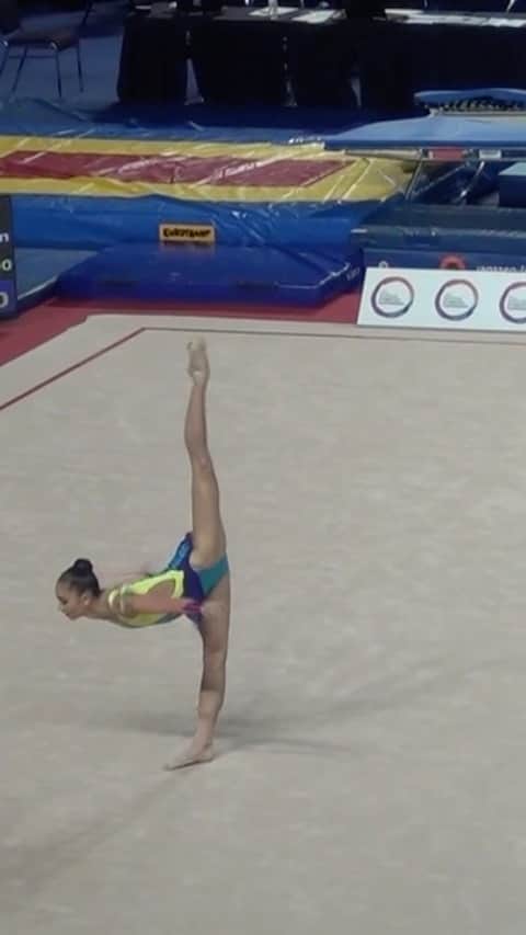 ベネット・マヤのインスタグラム：「In self quarantine and found this gem! Going onto the mat to perform has got to be one of the most terrifying and exhilarating experiences. Knowing that all your hard work comes down to just a 1:30 routine that you have probably done over 500 times in the past 6 months. I decided to post this because it captures one of my favorite moments. The moment I knew that all my hard work had paid off! Enjoy this little throwback 😉✨🙌🏼 @leraygymnastics」