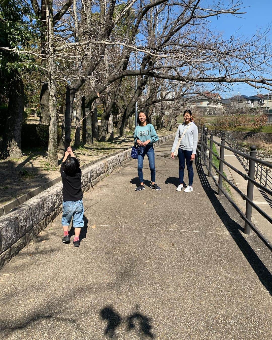 Miho Tanakaさんのインスタグラム写真 - (Miho TanakaInstagram)「すっかりお姉ちゃんになったアリメリ＆ゆみちゃんにたーーっぷり遊んでもらってご満悦なyusei👦﻿ ﻿ 公園でのこびと探しまで付き合ってもらっちゃったよ🤣🙏ww﻿ ﻿ ﻿ 家帰ってきてからも、ずーーーっと遊んでて最高に楽しそうやったわ🤤💓﻿ ﻿ そういや、引っ越ししてから初めてのお客さん💫﻿ やたら褒めてもらえて嬉しかった🤤w﻿ ﻿ ﻿ ほんで、アリメリの足の長さがまた伸びてて何回も凝視してしまったよ👀いいなぁいいなぁ﻿ #5cmわけてくれ﻿ ﻿ __________________________﻿ ﻿ #家族ぐるみの付き合い  #こどものいる暮らし #足の長さ  #モデル体型 #羨ましい　#ハーフ　#男の子兄弟　#0歳　#4歳　#年少　#こびとづかん #こびと図鑑 #こびと探し #純粋　#平家 #平家暮らし #平家の家 #戸建て　#一軒家　#family #mama」3月25日 23時38分 - mie__blogger