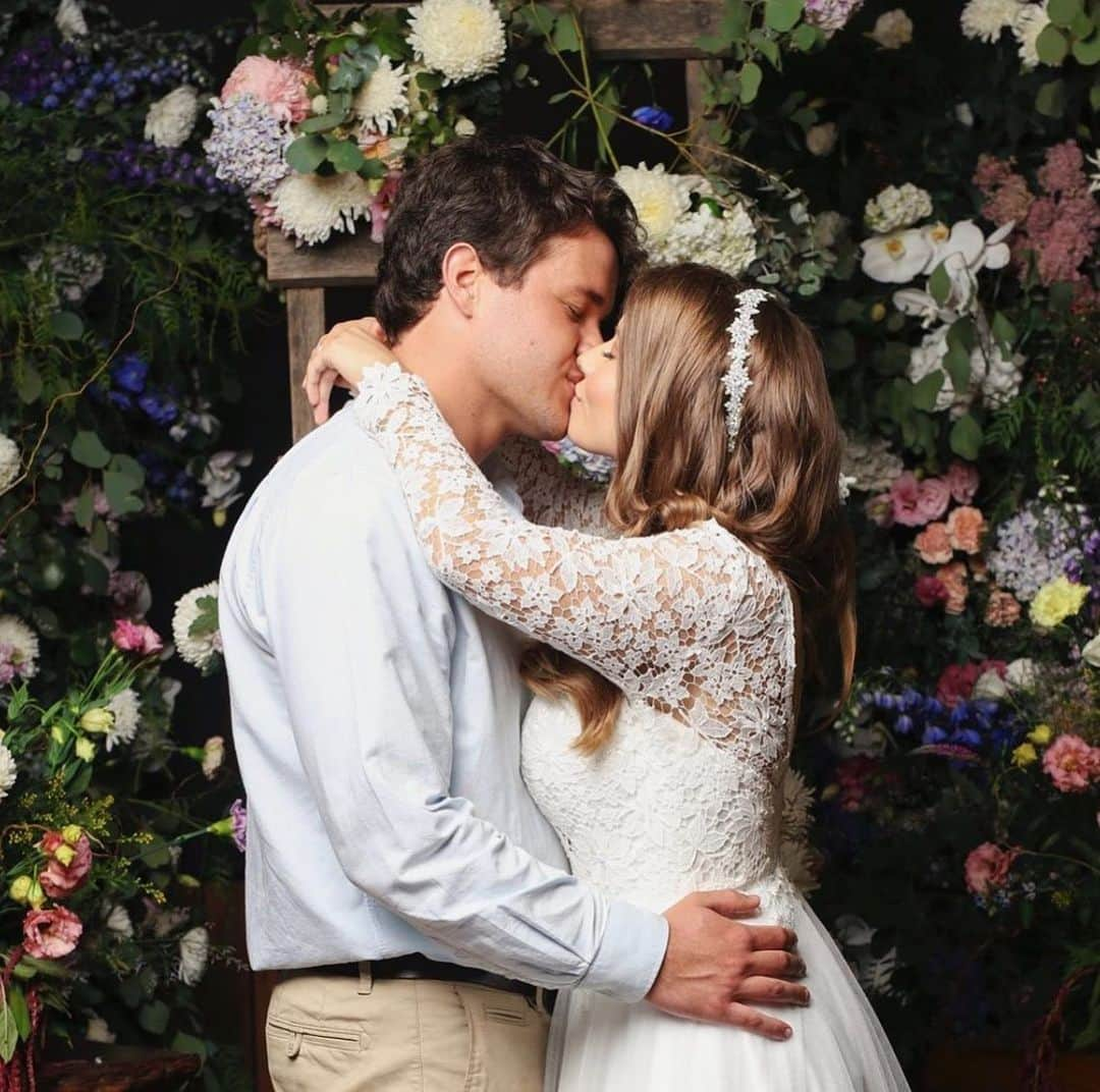 アニマルプラネットさんのインスタグラム写真 - (アニマルプラネットInstagram)「Congrats to @bindisueirwin and @chandlerpowell for tying the knot! On March 25, 2020, the couple had a small ceremony at the @australiazoo. Unfortunately, due to the coronavirus pandemic, there were no guests at the wedding, but the spirit of hope and love was all around! Learn more at Discovery.com❤️ Stay tuned for Bindi and Chandler’s wedding special on Animal Planet ❤️ 📸: Russell Shakespeare」3月25日 23時48分 - animalplanet