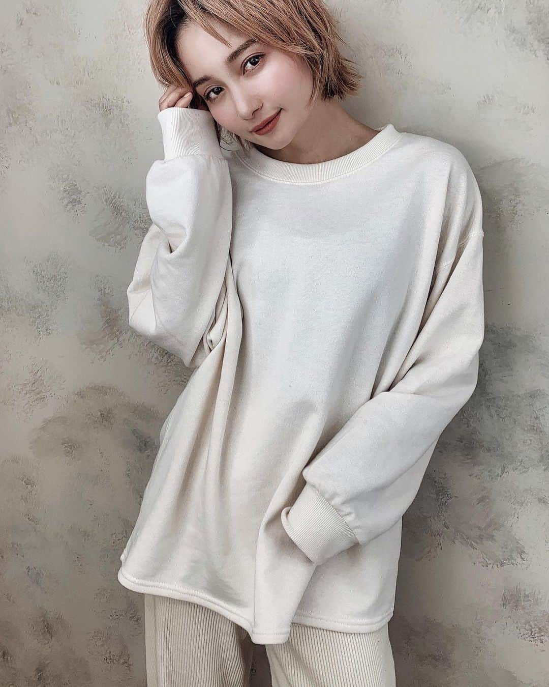 のインスタグラム：「最近あったかくて嬉しい♡﻿ ﻿ ﻿ こないだの撮影の時に着た﻿ お洋服は→  @momentplus_official  のやつ👚﻿ ﻿ 最近アカシックレコードのやり方とか﻿ 瞑想のやり方を調べ始めた🧚‍♀️﻿ ただ、ワタシ、6人いてるから﻿ 無になるのがホンマに難しくて﻿ 6人をまずは静寂させる方法を身につけないと、、、！﻿ 瞑想よくやってる人っていてる？？🤔﻿ ﻿ ﻿ ﻿ #153センチコーデ #低身長コーデ﻿ #コーデ #fashion #outfit #ブラウンコーデ﻿ #ホワイトコーデ﻿ #春コーデ #春メイク #ショート #ハンサムショート﻿」