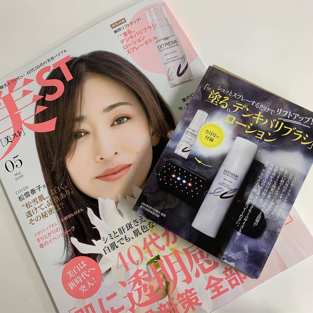 美ST編集部さんのインスタグラム写真 - (美ST編集部Instagram)「【編集部員の美容日記】 さきほど、さらにどんよりするニュースがありましたが、みなさま、お元気でしょうか。 今は耐えるときですね。できることをできる時にやっておく、という心構えで、気を楽にしながら、緊張感を持ちつつ、前向きに！  前書きが長くなりましたが、3月17日に発売になった美ST5月号は、お手に取っていただきましたでしょうか？ 今月の付録「エレクトロン エブリワン スキンローション」、私は主にメーク直し時に使っているので、こんなアイテムと一緒に持ち歩いています。  夕方になると肌が下がって見えるのは、まずは乾燥によるハリ不足、さらに汗や皮脂の分泌による毛穴開き、血行不足によるくすみや顔にでる影、などが原因と言われています。朝のスキンケアをきちんとすることで肌の良い状態が続くとはいえ、さすがに美ST世代になるとなかなか……💧。 この 「エレクトロン エブリワン スキンローション」は、夕方の「老け顔」を、電子水が生体電流を正常化することでリフレッシュ。スプレーすると、顔が引っ張られる感じがする化粧水なんて、なかなかないですよね。 前の投稿で編集の佐久間も書いていましたが、この付録はミニサイズなのにスプレーの出方が素晴らしい。ビシャビシャしたりしません。それも電子水をきちんと効かせる大きなポイント。 気分もスッキリするので、ポーチに入れて持ち歩きをお勧めします。  #雑誌付録 #新作コスメ #美ST #美スト #美容 #美魔女 #美肌 #コスメ #スキンケア #ビューティ #美活 #メイク #デンキバリブラシ #リフトアップ #エレクトロンスキンローション #cosme #cosmetics #makeup #skincare #beauty #美容マニア #美容垢 #新作コスメ#アンチエイジング #美妝 #化妝品 #안티에이징 #編集Ｉ  こと  #編集長代理いしはら ================ 美容雑誌『美ST』編集部公式Instagramアカウントです！撮影の裏側や、最新コスメ・美容情報、最新号のお知らせなどを配信中。ぜひフォローしてくださいね。 ================」3月25日 23時48分 - be_story_official
