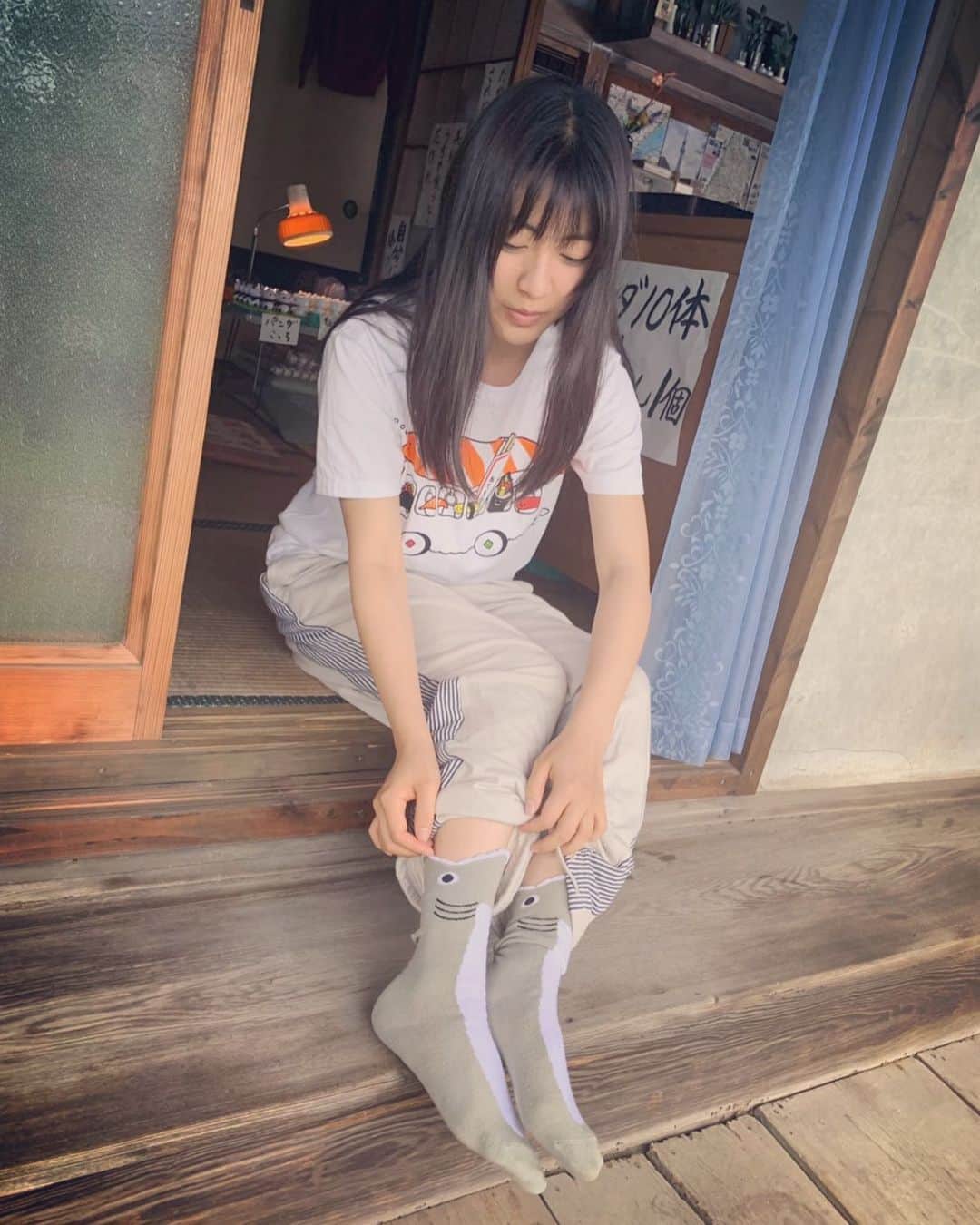 瀧本美織のインスタグラム：「本日8話配信です！ 衣裳さんの彩Tシャツセレクトの センス👍 ちなみにこの靴下プレゼントしてくれました😚  #ドラマ  #fod  #運命から始まる恋」