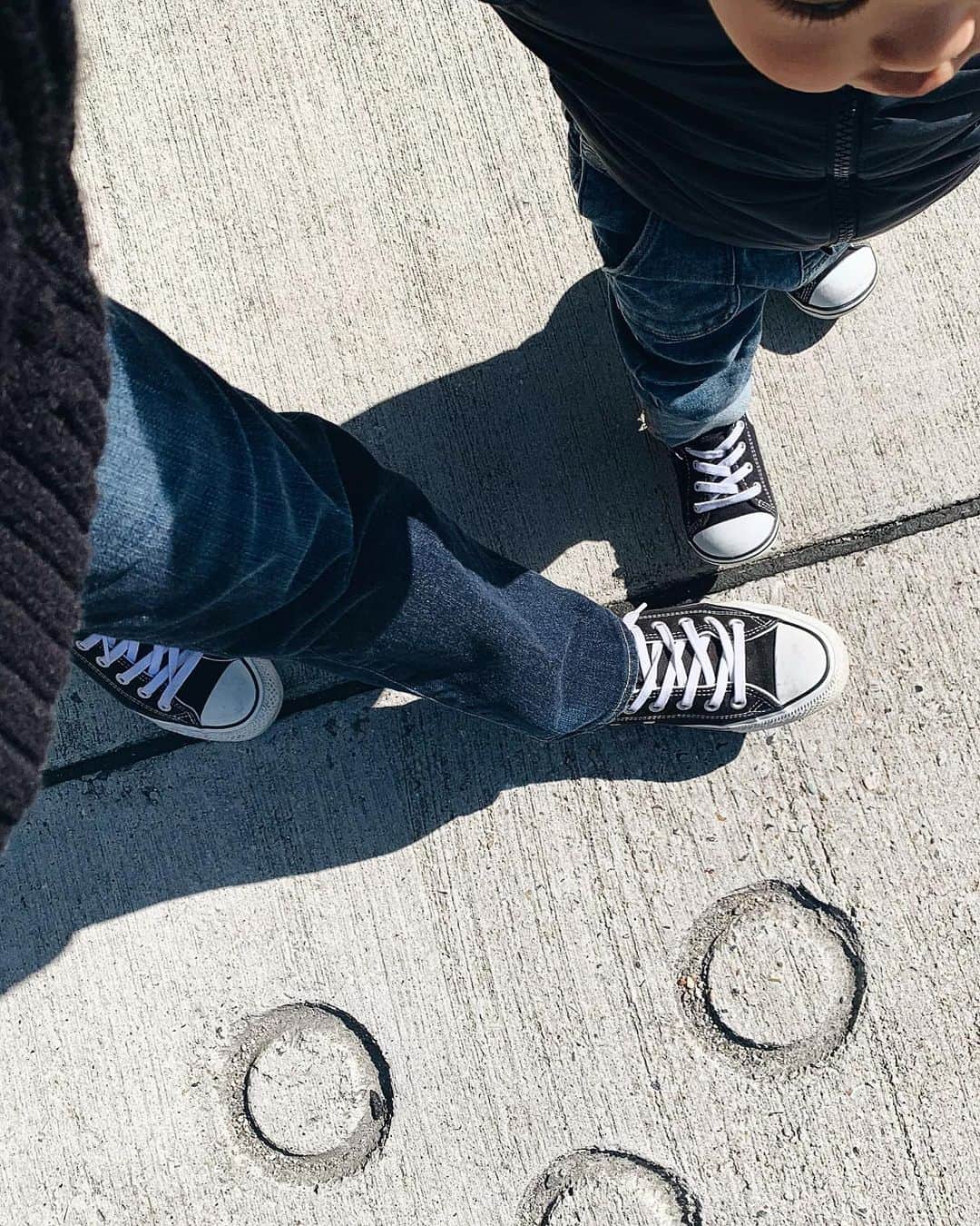 小西翼さんのインスタグラム写真 - (小西翼Instagram)「. 公園までお散歩🚶‍♀️🚶‍♂️ 最近ポカポカで嬉しい。 . #散歩#おそろい」3月26日 0時01分 - tucha_k