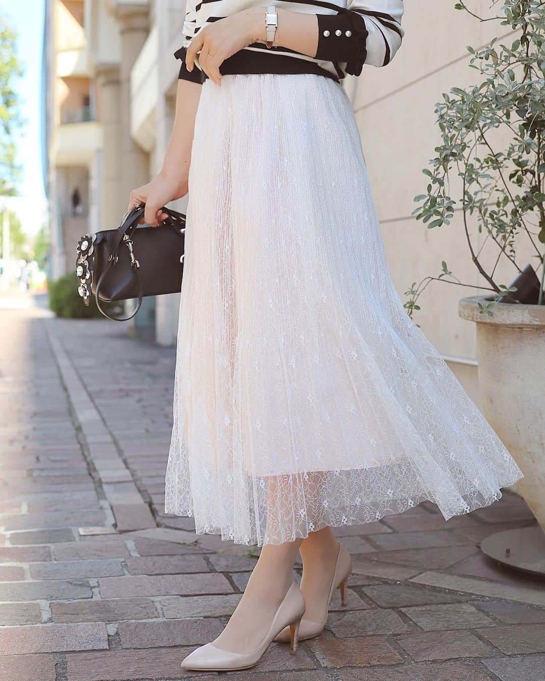 中田絵里奈さんのインスタグラム写真 - (中田絵里奈Instagram)「. ここ数日少し冷えたのでニットを🦓♡ . レース、チュール、サテンを重ねたふんわり軽やかなスカート♡とっても繊細でシルエットも綺麗な一枚🕊ロゴTやパーカーなどと合わせても可愛くてとてもお気に入りです🥰 . clothes @lerevevaniller . bag @fendi . . . #ボーダーコーデ #チュールスカート #レーススカート」3月26日 0時10分 - erinanakata