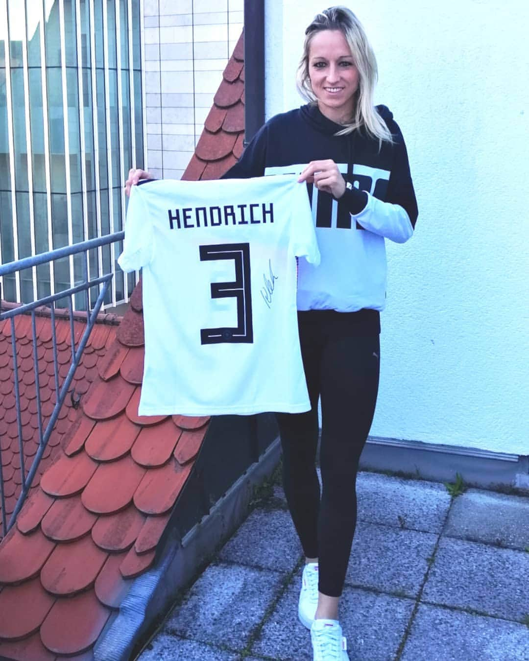 Kathy Hendrichさんのインスタグラム写真 - (Kathy HendrichInstagram)「Hallo ihr Lieben, #gemeinsam mit @spielertrikot_fur_kinderlachen versteigern wir bei @unitedcharity mein getragenes DFB-Trikot vom diesjährigen Algarve-Cup in Portugal. Der Erlös kommt dem kleinen Ben aus Heinsberg zugute, der unter einer spinalen Muskelatrophie leidet und für eine neue Gentherapie kämpft. Schaut gerne mal auf seiner Seite vorbei : @kaempft_mit_ben.  Falls ihr Lust habt, könnt ihr gerne mitbieten :) Zur Trikot Auktion : https://www.unitedcharity.de/Auktionen/Trikot-Kathrin-Hendrich Danke ❤️ #helftvonzuhause #unitedcharity #kaempftmitben #gutestun #spenden #helfen」3月26日 0時15分 - kathy_hendrich