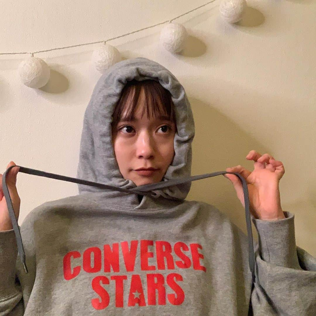 ゆうりさんのインスタグラム写真 - (ゆうりInstagram)「・ おやすみんご。 ・ ・ #みんなコロナ気をつけて #なにこの世界っていうゲシュタルト崩壊をしてる #코로나조심 #conversestars #たまにはぶりっこしたい #ひんっ」3月26日 0時19分 - i_am_yuurich