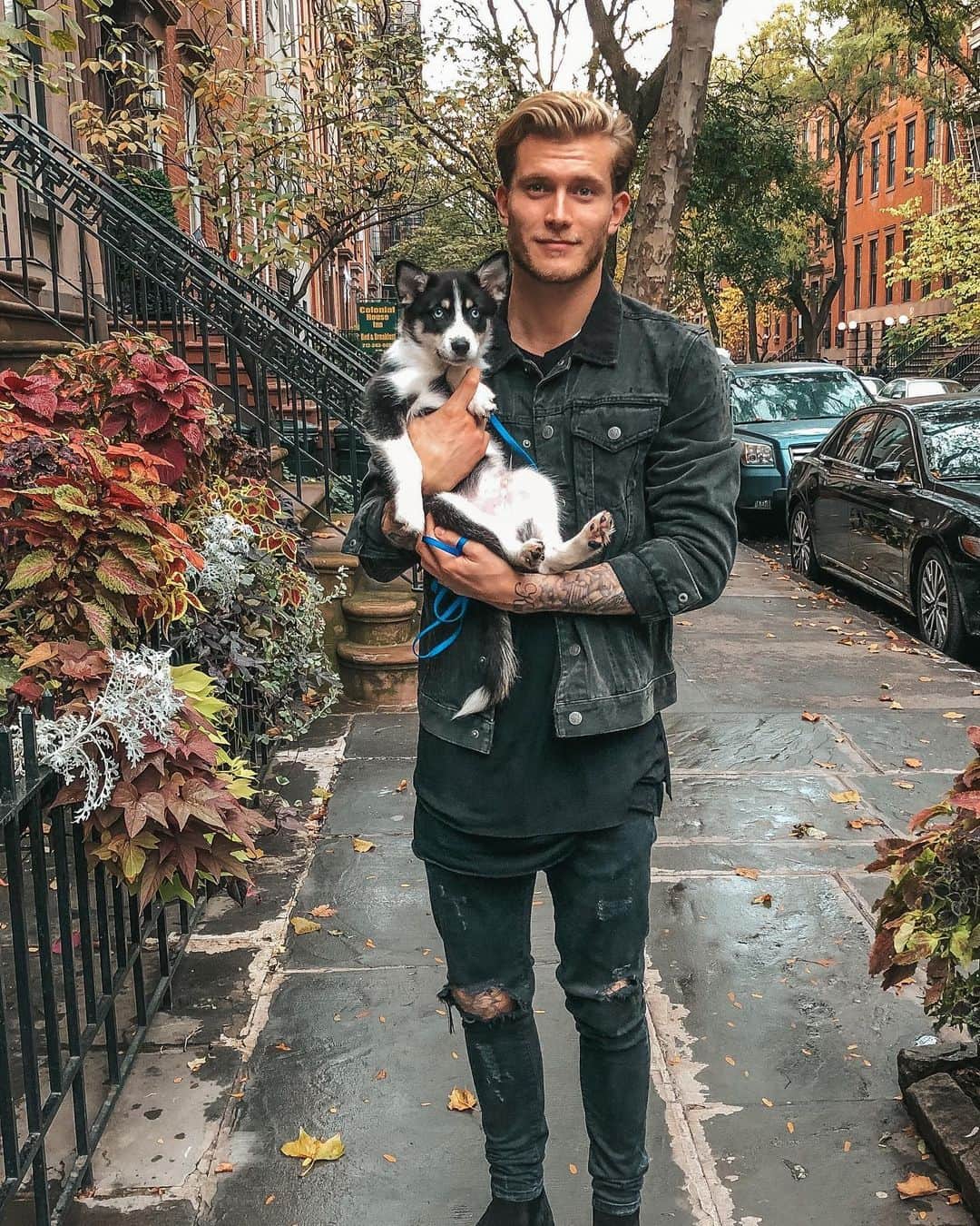 ロリス・カリウスのインスタグラム：「Stuck at home so I’m posting old pictures of my dog & me」