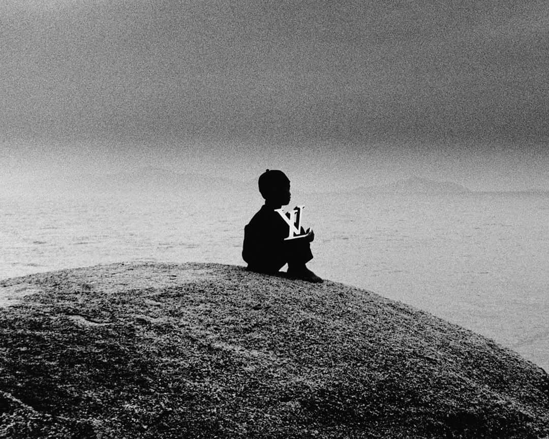 ルイ・ヴィトンさんのインスタグラム写真 - (ルイ・ヴィトンInstagram)「An invitation to travel back in time: South of Hong Kong, 1986.  A boy waits for nightfall to watch the passing of Halley’s Comet in a photograph from one of Jean Lariviere’s decade-spanning series for #LouisVuitton.  Photograph "Little Boy and the Comet" from @jean_lariviere’s "L'Oeuvre" Portfolio published in 2011.  #SpiritofTravel」3月26日 0時29分 - louisvuitton