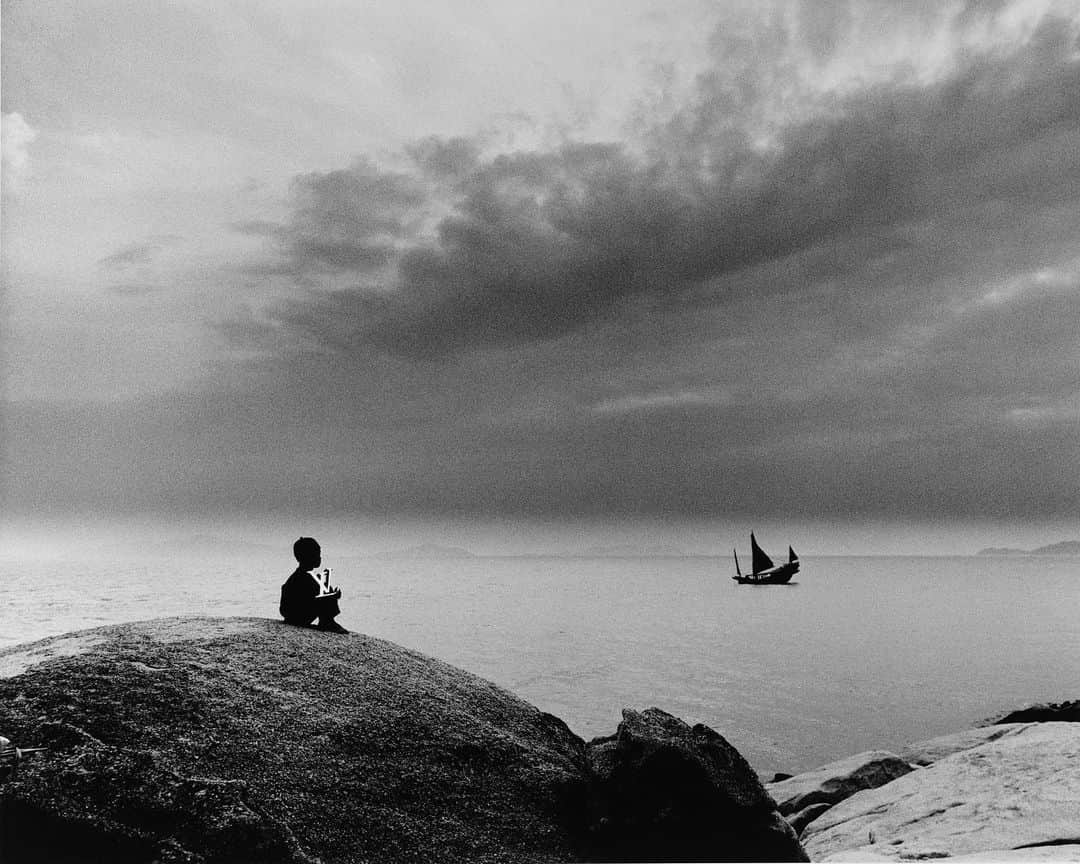 ルイ・ヴィトンさんのインスタグラム写真 - (ルイ・ヴィトンInstagram)「An invitation to travel back in time: South of Hong Kong, 1986.  A boy waits for nightfall to watch the passing of Halley’s Comet in a photograph from one of Jean Lariviere’s decade-spanning series for #LouisVuitton.  Photograph "Little Boy and the Comet" from @jean_lariviere’s "L'Oeuvre" Portfolio published in 2011.  #SpiritofTravel」3月26日 0時29分 - louisvuitton