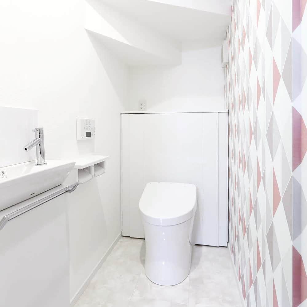 LABOdezaoさんのインスタグラム写真 - (LABOdezaoInstagram)「階段下に設置したトイレ。ほぼ白一色プラス大胆な柄行きながら色使いはラブリーなアクセントウォールで仕上げて。階段なりに仕上げた天井がちょっと彫刻っぽい面白さです。 #トイレ #アクセントウォール #階段下トイレ #ホワイトインテリア  #ライフスタイルリノベーション #マンションリノベ #マンションリノベーション #デザオ建設 #デザオ #DEZAO  #DsLABO #京都#戸建リノベーション #リノベーション #リフォーム  #注文住宅 #マイホーム  #家 #住宅 #建築 #暮らし #マイホーム計画 #インテリア #デザイン #家づくり ＊デザオ建設のリフォーム、詳しい情報はこちらからどうぞ → @dezaoreform」3月26日 0時33分 - dezaoreform