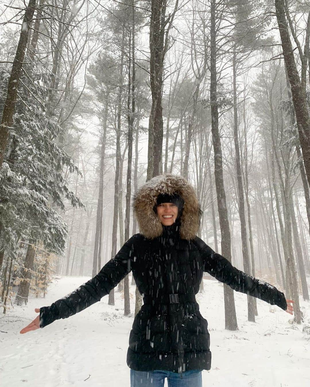 サマンサ・グラドヴィルさんのインスタグラム写真 - (サマンサ・グラドヴィルInstagram)「Nothing like the taste of snowflakes in the morning ❄️ #natureisolation #stayhome #homeiswheretheheartis 💙」3月26日 0時51分 - samgradoville