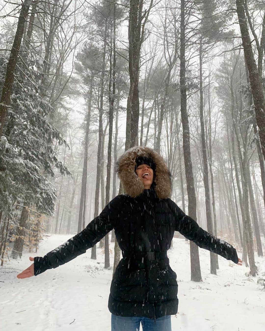 サマンサ・グラドヴィルさんのインスタグラム写真 - (サマンサ・グラドヴィルInstagram)「Nothing like the taste of snowflakes in the morning ❄️ #natureisolation #stayhome #homeiswheretheheartis 💙」3月26日 0時51分 - samgradoville