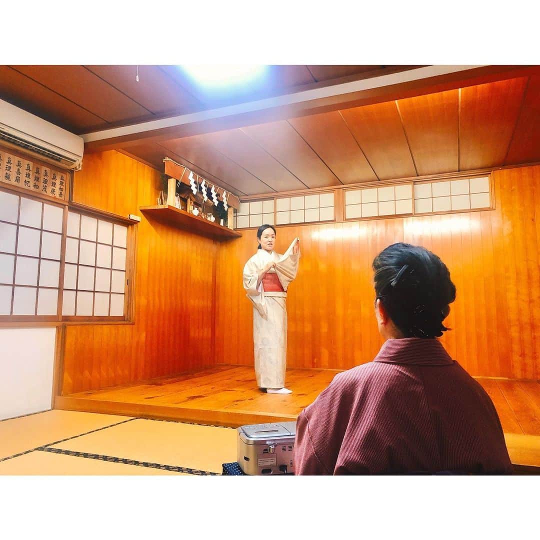 のインスタグラム：「2020.3.25 【師匠のお稽古場】 コロナにも負けず、通常通りお稽古させて頂けるありがたさ💕  写真は、遅くまでご一緒だった同門のお二人と✨  笑いが絶えない、謎の夜中テンション。  #花柳眞理子 師匠　#youtube 開設宣言 #花柳流 #日本舞踊家 #日本舞踊  #舞台 #芸術 #習い事 #踊り  #着物 #kimono  #花柳眞理子 師匠　#youtube 開設宣言 #花柳流 #日本舞踊家 #日本舞踊  #舞台 #芸術 #習い事 #踊り  #着物 #kimono #宝塚 #宝塚歌劇団 #宝塚og #花柳まり草 #me  #art #art_of_japan #dance #japanesedance #japanesedancer #kimono #fashion #takarazuka #love #marikusahanayagi」