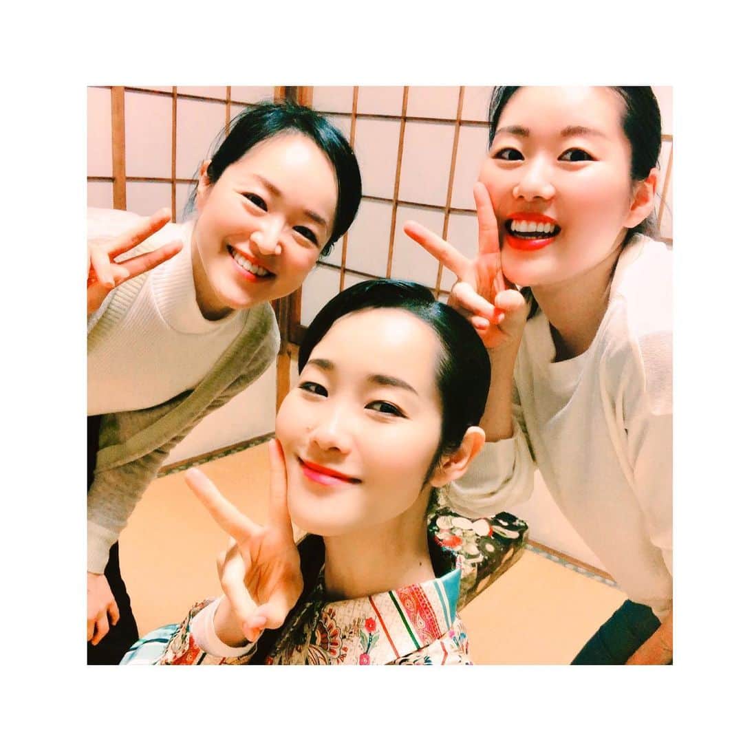のインスタグラム：「2020.3.25 【師匠のお稽古場】 遅くまでご一緒だったのは、花柳眞理雛さんと眞理絲さん💖  大好きなお二人と笑いが絶えません✨  自撮で盛り上がる、夜の謎テンション😍  #花柳眞理子 師匠 #花柳流 #日本舞踊家 #日本舞踊  #舞台 #芸術 #習い事 #踊り  #着物 #kimono #宝塚 #宝塚歌劇団 #宝塚og #花柳まり草 #me  #art #art_of_japan #dance #japanesedance #japanesedancer #kimono #fashion #takarazuka #love #marikusahanayagi」