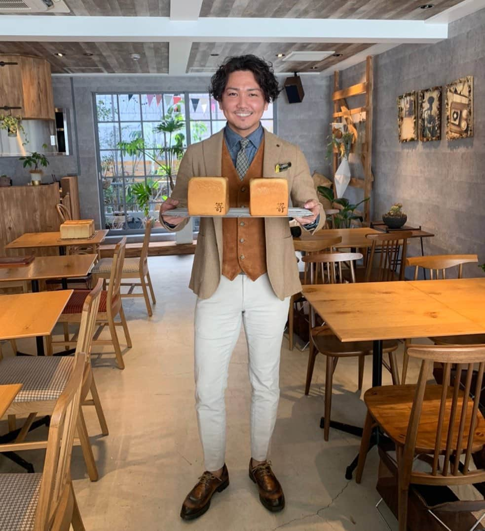 嵜本将光 さんのインスタグラム写真 - (嵜本将光 Instagram)「・ ・ ・ 今日は台湾メディアから依頼を受け 嵜本のPR撮影でした📹 ・ ・ 今回コロナの影響で、 台湾1号店のオープンも立ち会えず とても残念ですが、 ・ 台北から沢山のお客様から、お喜びの声と応援メッセージをいただき、感謝感激です。 ・ ・ 台湾でも日本を代表し、 美味しい食パン文化を届けます。 ・ そして、お客様を笑顔にします！ ・ ・ ちなみに、今日は #食パンコーデ ・ ・ #高級食パン  #食パン #嵜本 #高級食パン嵜本 #sakimotobakery  #sakimoto #sakimotobakerycafe」3月26日 0時45分 - masamitsu_sakimoto