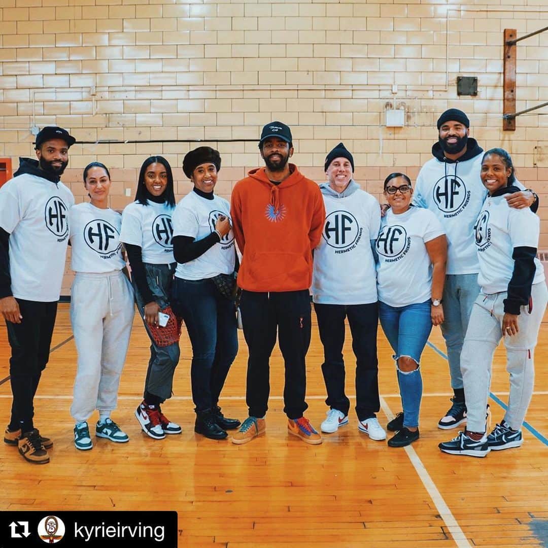 Brooklyn Netsさんのインスタグラム写真 - (Brooklyn NetsInstagram)「Repost @kyrieirving ➡️ ・・・ Thank you all for the birthday love, I’m extremely grateful for the support. Seeing the effects of COVID-19 reach our loved ones, our schools, our jobs, and access to food has really impacted me. I am excited to partner with @feedingamerica and @lineagelogistics to launch the Share A Meal campaign to help marginalized communities get the food resources they require during this time, and to work with our local partner @cityharvestnyc to distribute 250k meals to my neighbors in need across the NY area. In addition to that I am donating $323k to Feeding America and @lineagelogistics will match $200k of what we raise together.  I am asking my fans, friends, family and partners to join me in helping our communities by donating at the link in my bio. Thank you to everyone on the front line working to keep all of us safe, healthy, and fed. Together we can change the world one small gesture at a time.」3月26日 0時46分 - brooklynnets