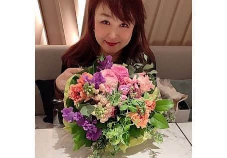 和泉佳子さんのインスタグラム写真 - (和泉佳子Instagram)「先日、仲良しの @mamimori8 のお誕生日をみんなでお祝いしました🎂💐 . いつもユーモアがあって、楽しくて、そして優しい、みんなの人気者のまみたん💗 . お誕生日おめでとう🎉✨ . ハッピーな一年になりますように💕 . . #和泉佳子　#ハッピーバースデー　#誕生日　#おめでとう　#mosscrosstokyo」3月26日 1時02分 - yoshiko_izumi