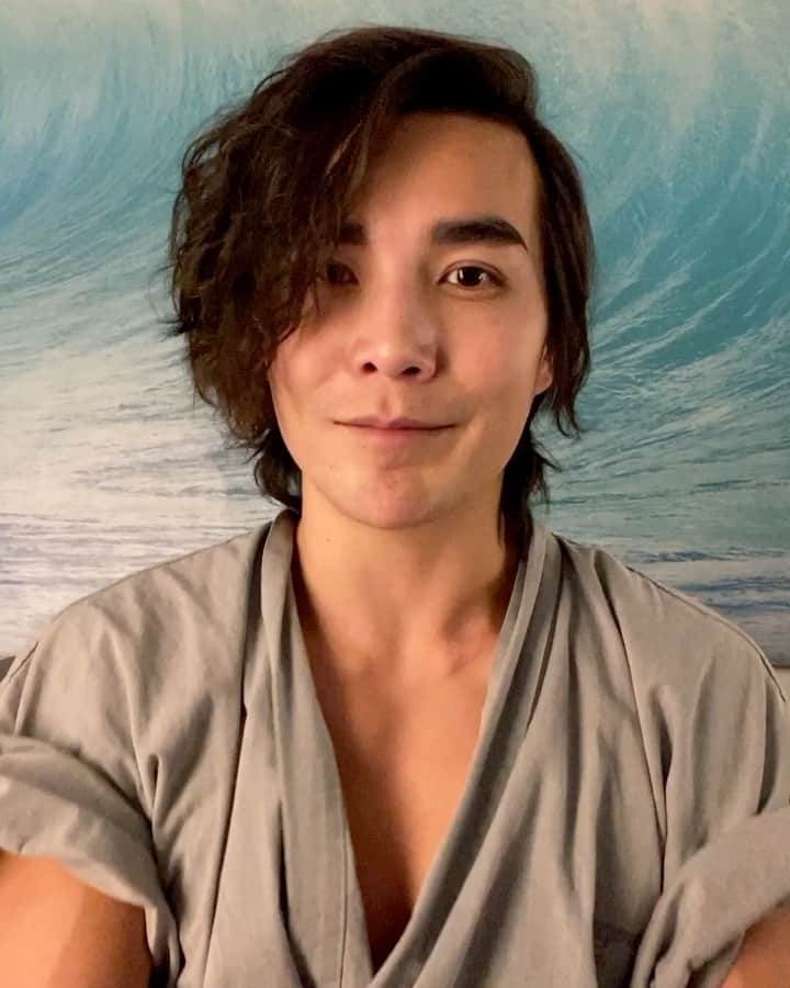 ルーディ・リンのインスタグラム：「To my fellow Canadians,  I’m Ludi Lin.  I just heard that our handsome PM @justinpjtrudeau is frustrated because our citizens are not taking all the precautions for the CoVid-19 pandemic.  We’d like to remind everyone, 1. Stay home as much as possible.  2. If you need to go out, wear necessary prevention gear and distance yourself from others.  3. As soon as you get home, wash your hands. Clean them throughly for at least 20 seconds.  This way, you, me, your family and everyone in our nation will get through this together. (Swipe left to view this video  in Mandarin) ⠀⠀⠀⠀⠀⠀⠀⠀⠀ ⠀⠀⠀⠀⠀⠀⠀⠀⠀ ⠀⠀⠀⠀⠀⠀⠀⠀⠀ Now, I’d like to ask 2 dear friends of mine, @osricchau and @simuliu to help me pass on this message.  All yours, thanks guys.  #StayAtHomeSavesLives #PlankTheCurve #FlattenTheCurve #YouStayAtHomeForUs #WeStayAtHomeForYou」