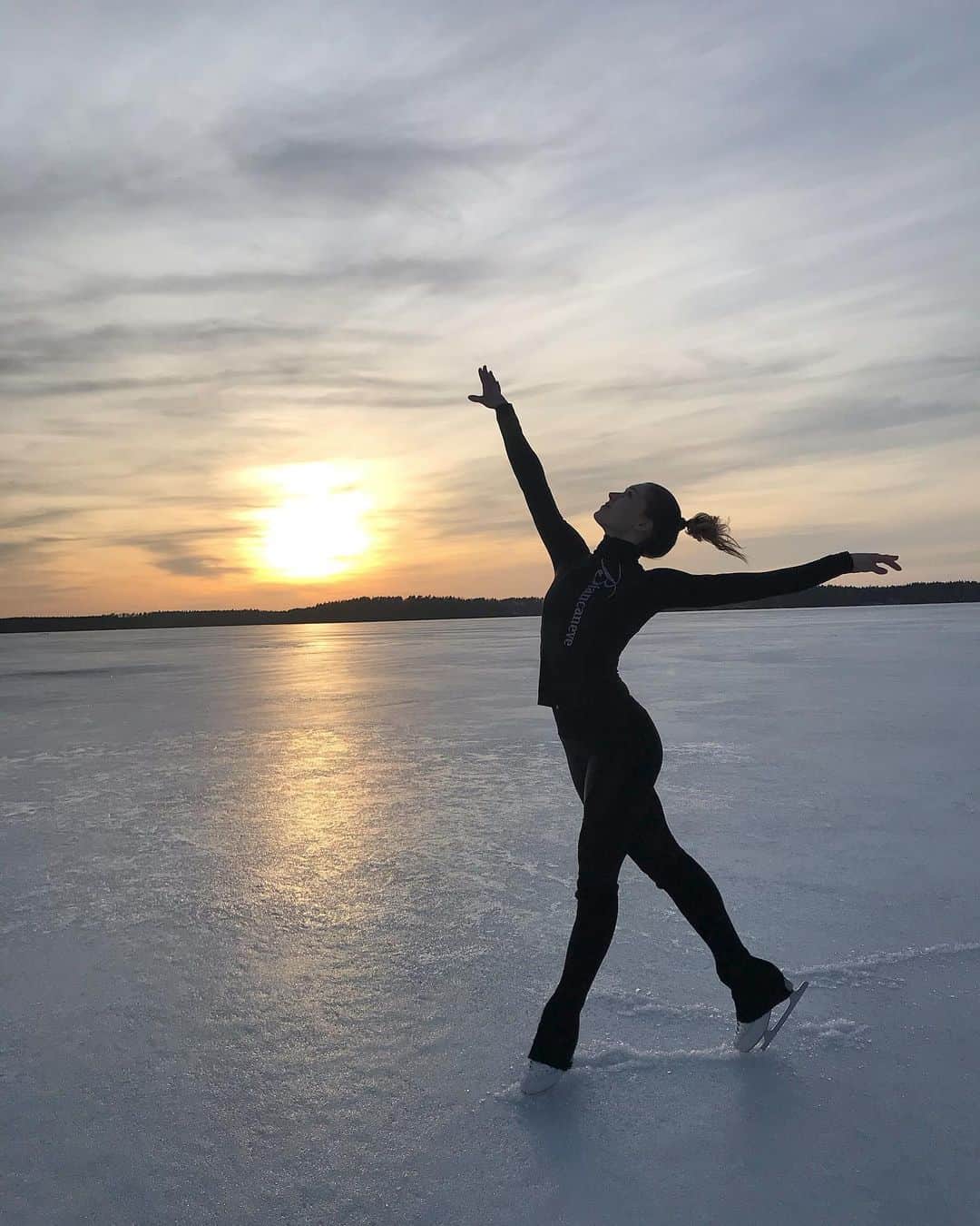 イェニー・サーリネンのインスタグラム：「Enjoying the sunset✨」