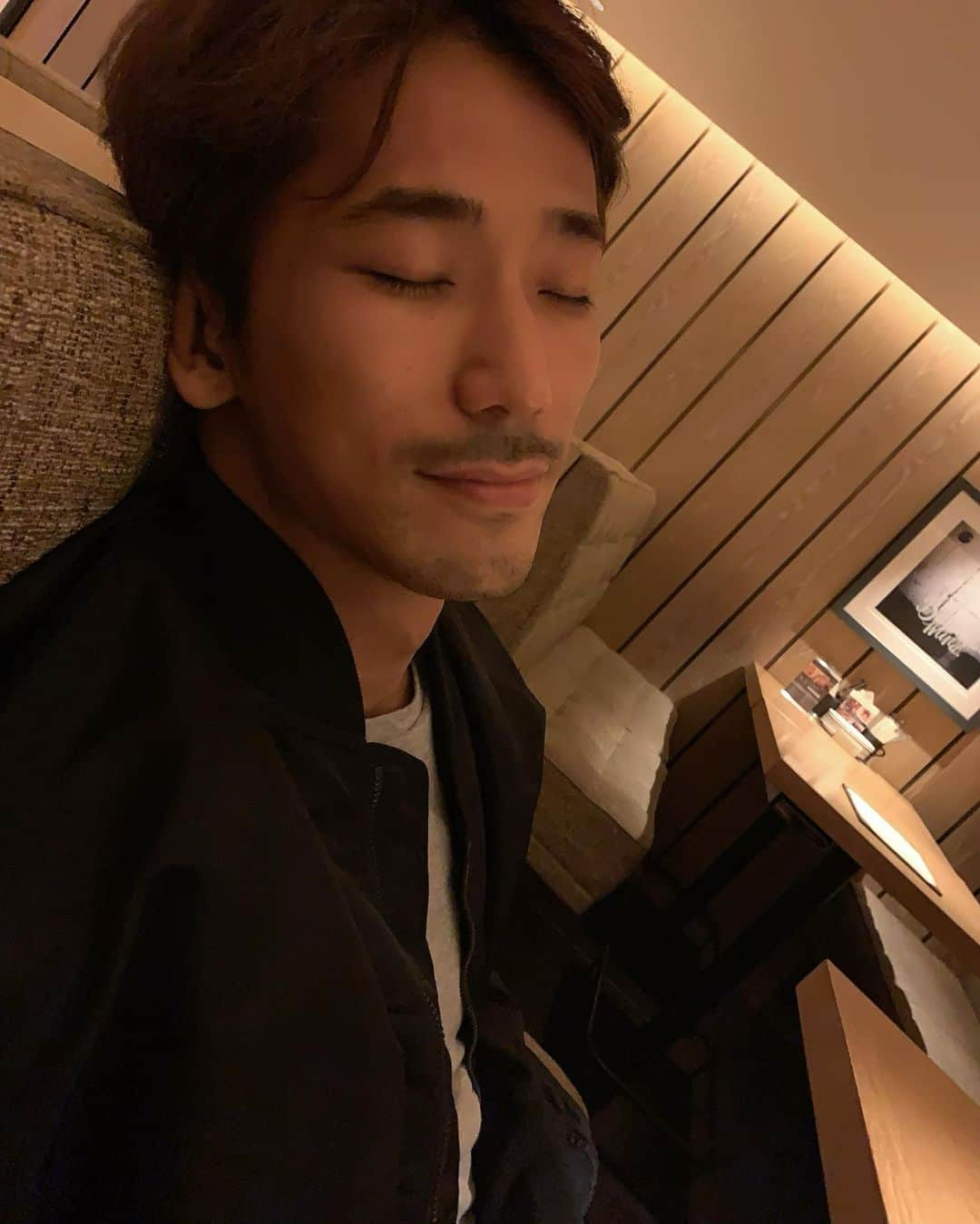 小林直己さんのインスタグラム写真 - (小林直己Instagram)「気付いたら寝てたぁ😴 みんなおやすみ〜🐥 Sweet dreams💫  #EXILE#三代目JSOULBROTHERS#三代目JSOULBROTHERSfromEXILETRIBE#三代目JSB#三代目#3jsb#Idh#小林直己#直己#NaokiKobayashi#放浪兄弟 #髪ぐしゃぐしゃ#OFFよりのOFFな直己 #目を閉じてるだけで寝てないと言い張るタイプだよ🤗」3月26日 1時16分 - naokikobayashi_works