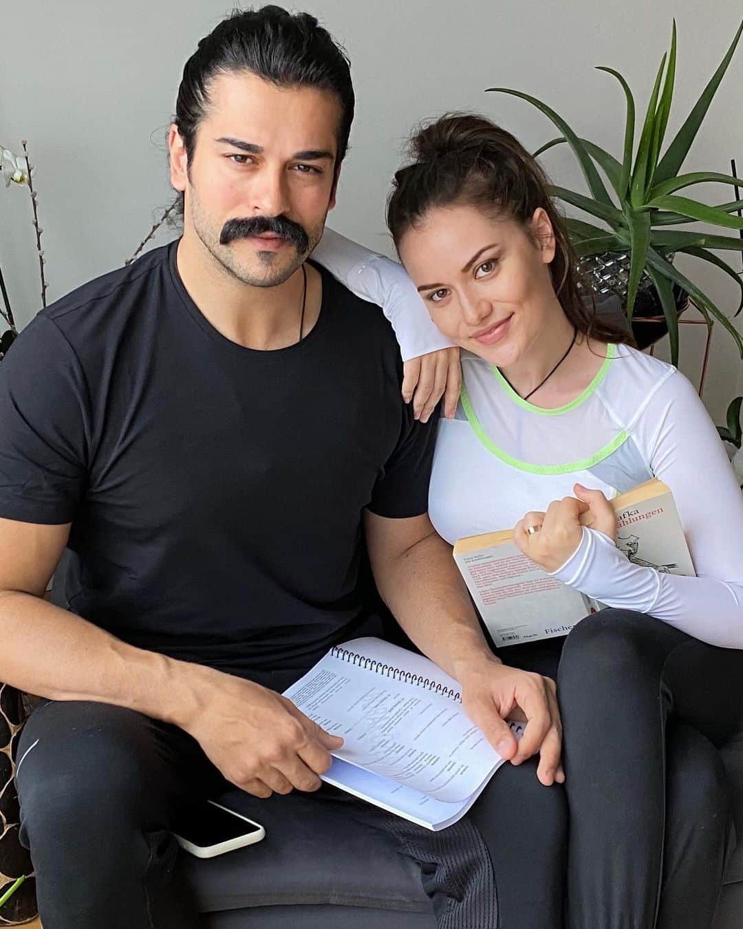 Fahriye Evcenのインスタグラム：「Lütfen #EvdeKal 🙏🏻 Hayat eve sığar.. 🏡」