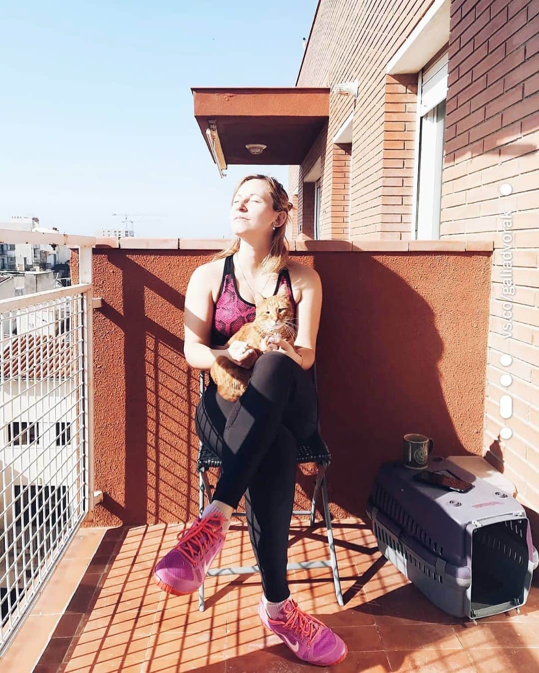 ガリア・ドボラクのインスタグラム：「Just learnt that wearing my fitness clothes and staying in the sun doesn't count as working out... 🤷‍♀」