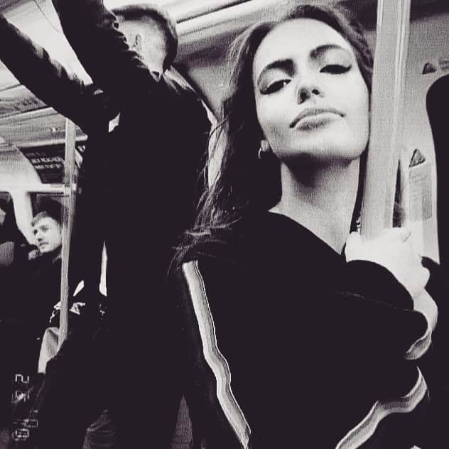 アマニ・ファンシーのインスタグラム：「omg she touched a pole... *cue screaming* welche ist deine Lieblingsstadt oder Lieblingsland & warum?! ❤️ this was taken before leaving London, before all this madness began. missin’ my city 🎡🇬🇧」